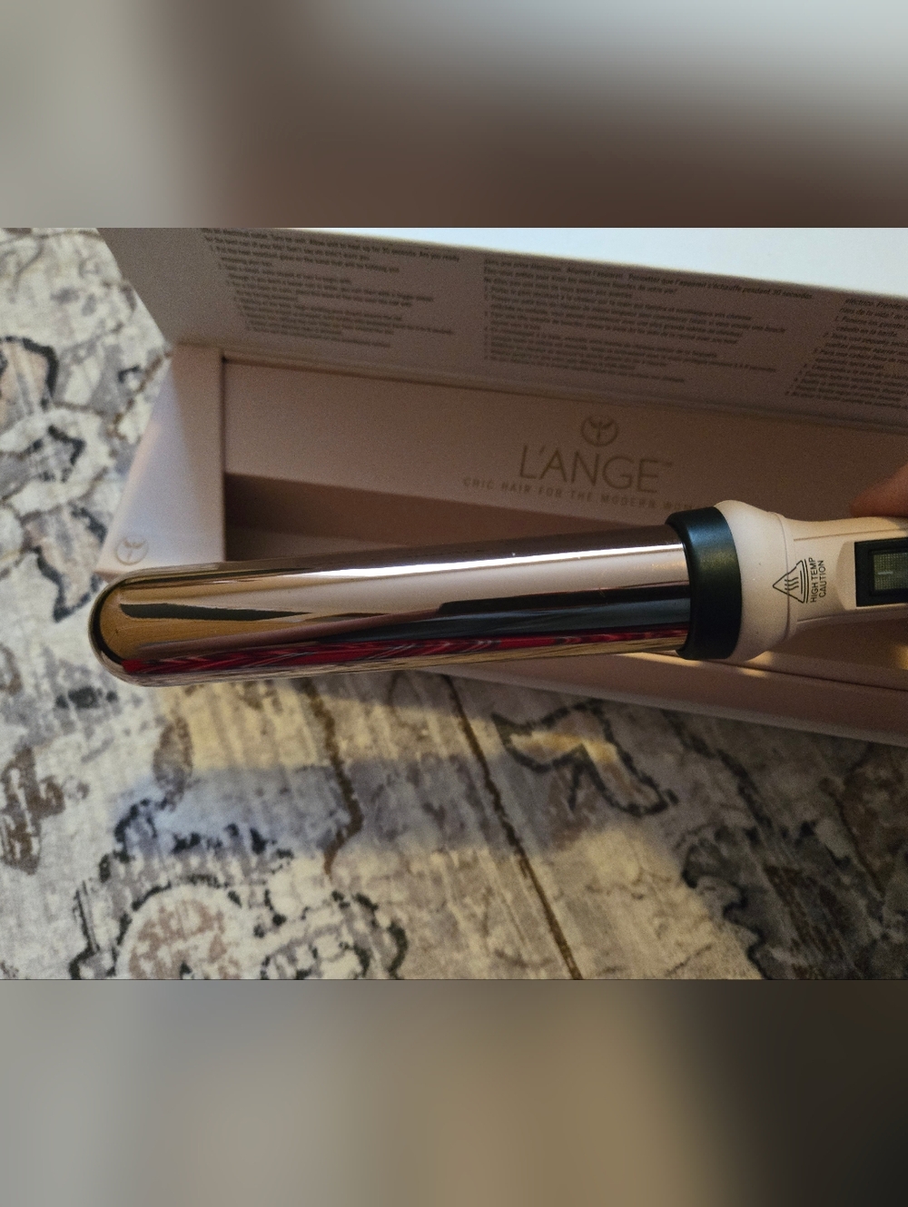 L'ANGE Ondulé 1.25" Titanium Curling Wand - Blush - Picture 4 of 4